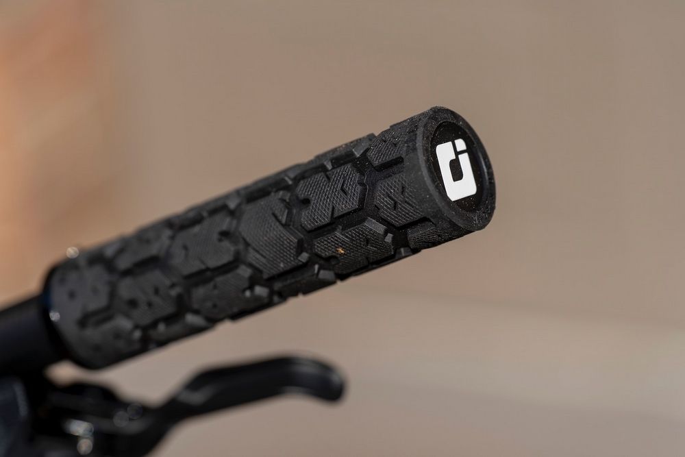 Грипси ODI Rogue v2.1 Lock-On MTB Closed End 135mm Red D33RGDR-R фото у BIKE MARKET