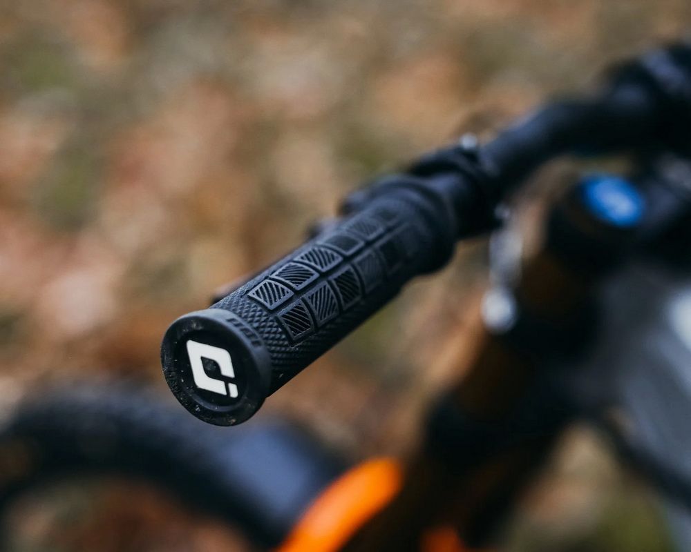 Грипси ODI Elite Pro, V2.1 Lock-On Yeti Edition D33EPTQ-B фото у BIKE MARKET
