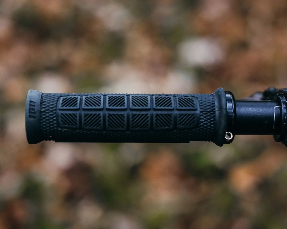 Грипси ODI Elite Pro, V2.1 Lock-On Yeti Edition D33EPTQ-B фото у BIKE MARKET